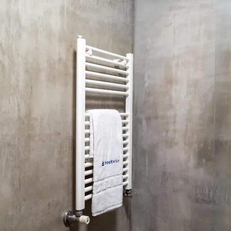 Apartament Hostwise - Modern Flat W/ Terrace | Near The