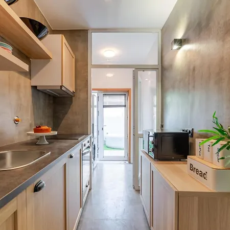 Hostwise - Modern Flat W/ Terrace | Near The Appartamento *