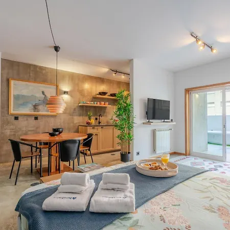 Appartamento Hostwise - Modern Flat W/ Terrace | Near The *