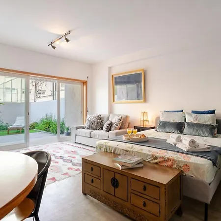 Hostwise - Modern Flat W/ Terrace | Near The Apartament