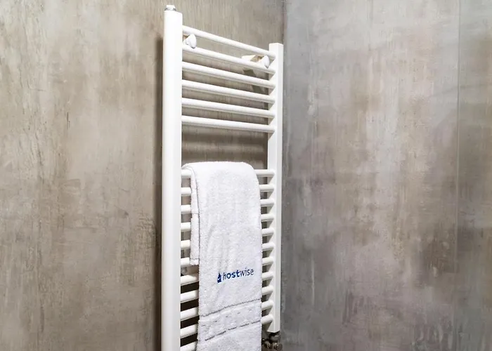 Apartamento Hostwise - Modern Flat W/ Terrace | Near The